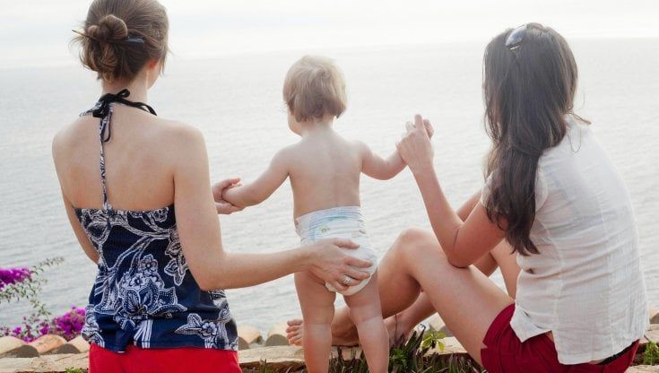 Due mamme per una coppia di gemellini: a Taranto il tribunale riconosce la famiglia omogenitoriale. "Prevale interesse dei minori"