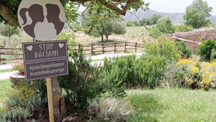  “Obbligo di baciarsi” prima di entrare al castello, l’iniziativa di un imprenditore di Centola 