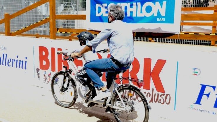 Bari, rubate le bici degli abbracci per i bambini disabili. L'appello della scuola di ciclismo: "Restituitele, noi non ci arrenderemo"