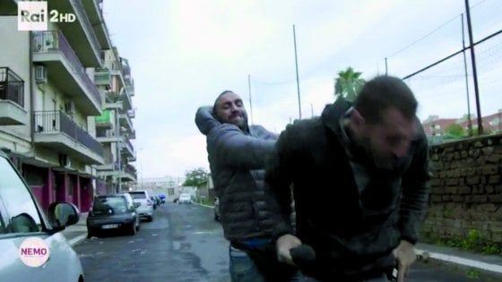 Giornalista aggredito da Roberto Spada, "Picchiato a freddo per delle domande ma si scusi con Ostia"