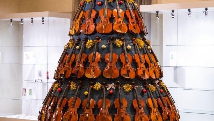 Natale, a Parma l'albero di violini realizzati a mano 