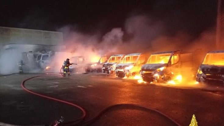 Maxi rogo in azienda di raccolta rifiuti a Noicattaro: distrutti dieci mezzi. Ipotesi dolo, indagini