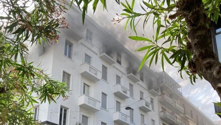 Bari, incendio in un palazzo in centro: dieci intossicati in via Melo