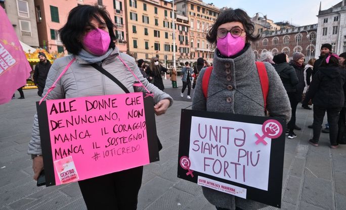 Genova, in piazza le donne con il corteo "nonunadimeno"