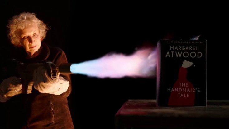 La risposta di Margaret Atwood alla censura: un libro che non si può bruciare