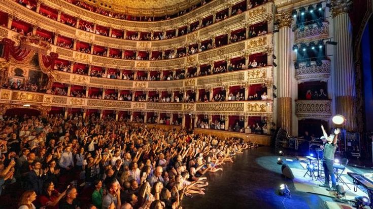 Ligabue, una giornata a Napoli: una pizza in compagnia, una da solo e a sera il tripudio del San Carlo