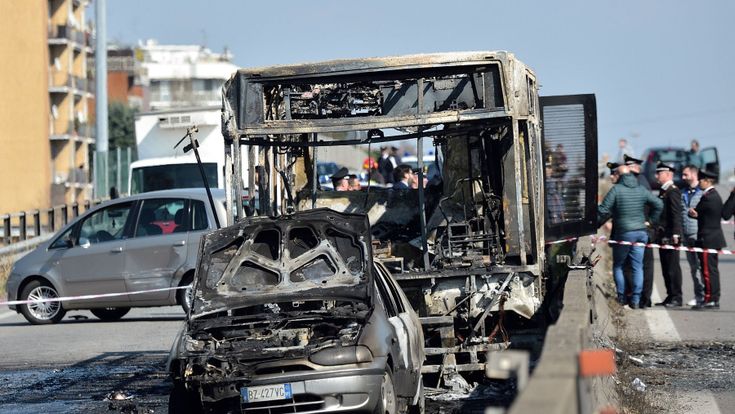 Quaranta minuti di terrore. Autista dirotta e incendia il bus della scuola 