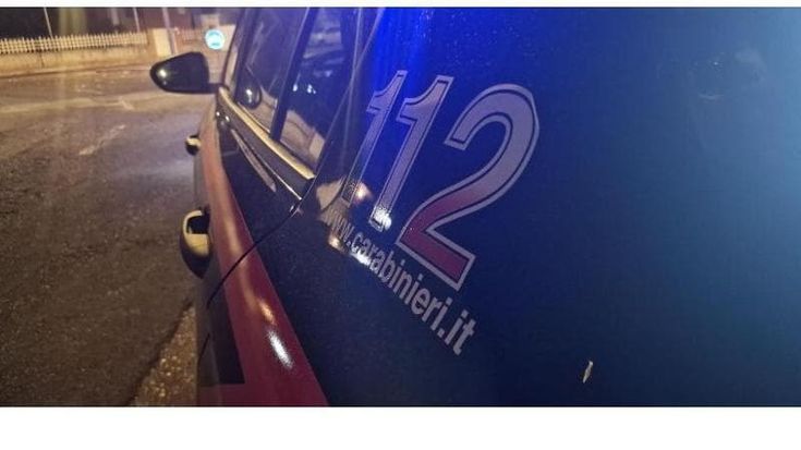 Evade dai domiciliari per spacciare assieme alla madre. Lui scappa, arrestata la donna
