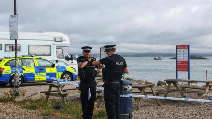 Gran Bretagna, attivisti xenofobi assediano un centro di accoglienza per migranti a Portsmouth
