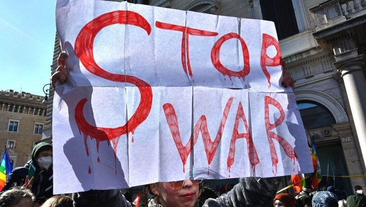 Manifestazione a Roma "contro la guerra" in piazza Santi Apostoli. Minuto di silenzio per le vittime e il ricordo di Gino Strada