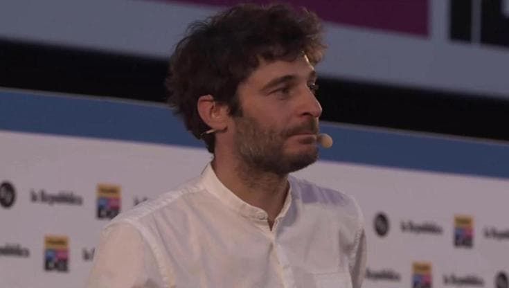 RepIdee 2026 - Lino Guanciale fa commuovere piazza Maggiore con la storia di un bimbo afghano in fuga dalla guerra