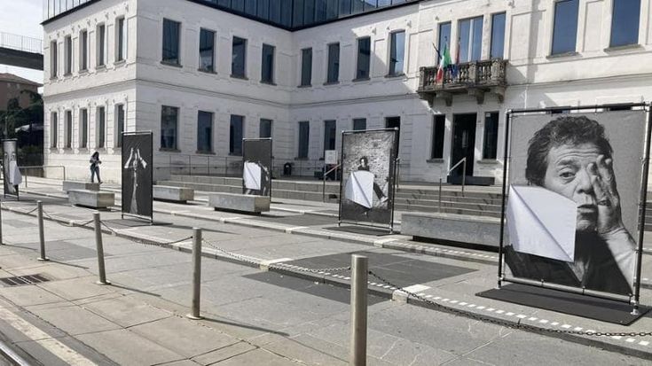 Cinisello Balsamo, vandalizzata la mostra del Museo nazionale di fotografia allestita in piazza
