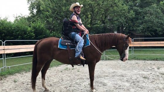 La storia di Enea e Apache, al galoppo verso la libertà: "Ho sentito che eravamo simili"