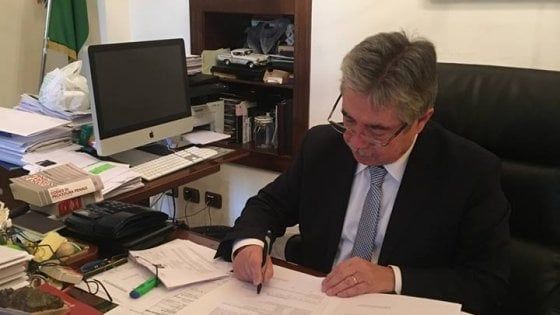L'ex senatore Curto su Fb: "Mi candido con Fratelli d'Italia". Poi scopre che è stato escluso