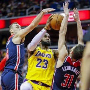 Basket, Nba: a Denver il big match con Toronto, LeBron ko a Washington
