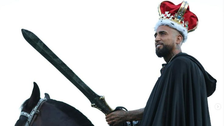Vidal, presentazione show al Colo Colo: arriva in elicottero e si muove a cavallo vestito da Re Artù