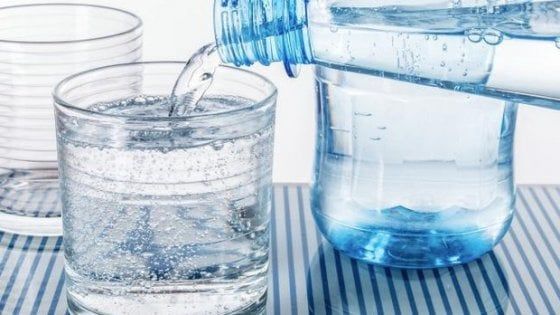 "Acqua liscia o frizzante? Meglio senza bollicine"