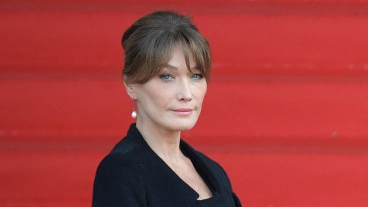 Parigi, Carla Bruni interrogata dalla polizia sullo scambio di favori tra Sarkozy e Gheddafi