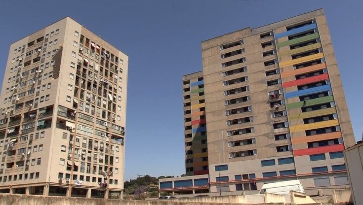 Catania, lo scandalo del "palazzo di cemento" strappato allo spaccio: 96 famiglie costrette a vivere tra fogne e abusivismo
