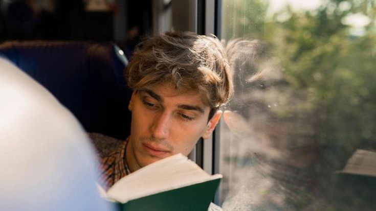 Gli italiani comprano più libri: social network e tv fanno da propellente