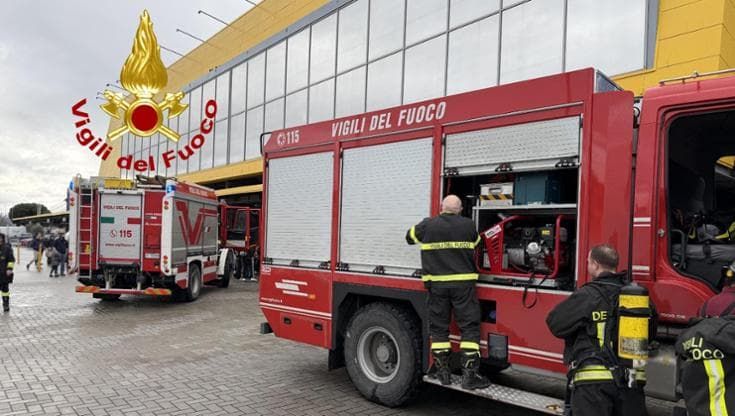 Firenze, Ikea evacuata per un incendio: in centinaia in fuga ma è un falso allarme