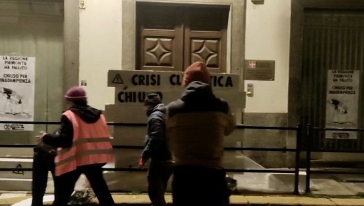 Extinction Rebellion alzano un muro di due metri davanti all'assessorato all'Ambiente di via Principe Amedeo