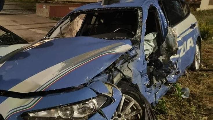 Suv contro volante: muore poliziotto, grave il collega. In 6 scappano, il pirata positivo a cocaina