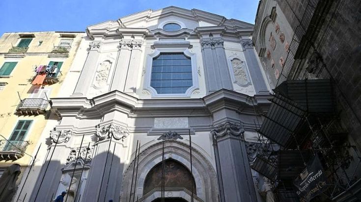 San Lorenzo Maggiore, liberata la facciata dopo 20 anni di ponteggi