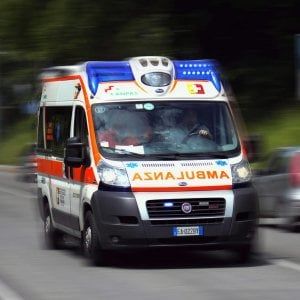 Milano, donna travolta da un'auto alla fermata del tram: è grave