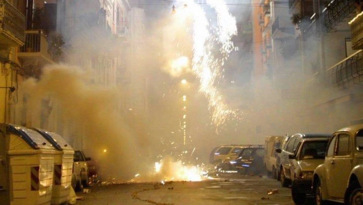 Il folle Capodanno di Taranto, 2 bambini gravemente feriti. L'illegalità dei botti esplode nelle periferie