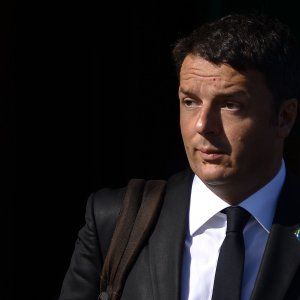 Terrorismo, Renzi: "Più soldi per la sicurezza. Avere il coraggio di non rinchiuderci. E su Jihadi John anche ruolo italiano"