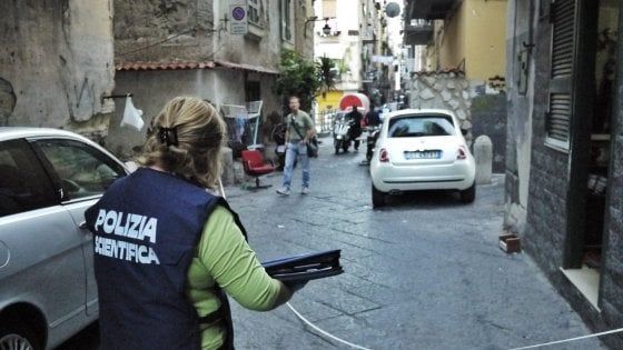 Stesa a colpi di pistola nei Quartieri Spagnoli, nessun ferito