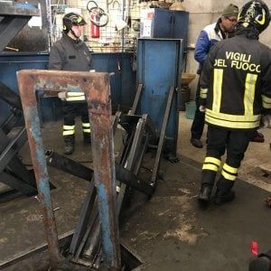 Rivoli, operaio marocchino schiacciato dal ponte sollevatore: tre vertebre fratturate