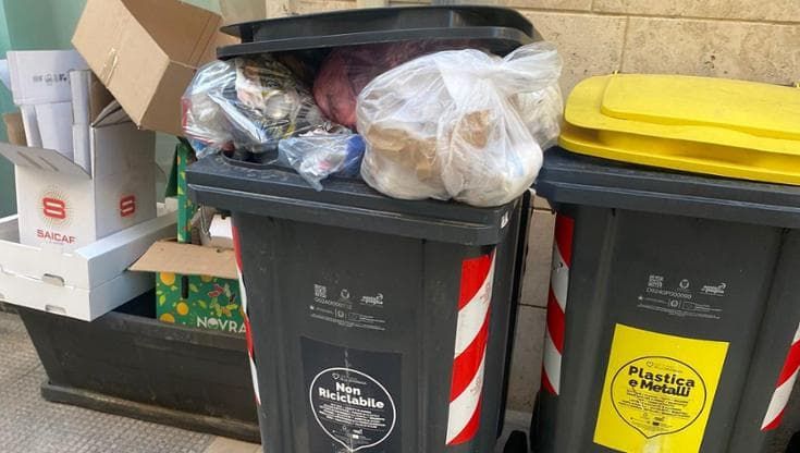 Rifiuti fuori dai cassonetti, a Torre a Mare primo locale chiuso per 5 giorni. “Violazione ripetuta”