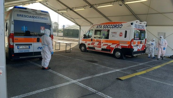 Il triage dell'Areu in via Novara: la processione delle ambulanze sotto i tendoni dell'esercito