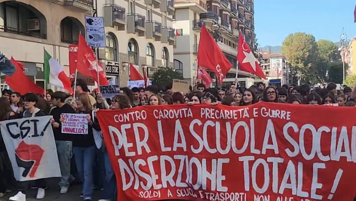Ariano Irpino: gli studenti vanno in piazza per scioperare, il preside li punisce