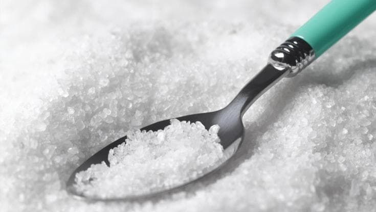 Troppo sale nella dieta degli italiani, solo uno su sei nei limiti Oms: come ridurlo