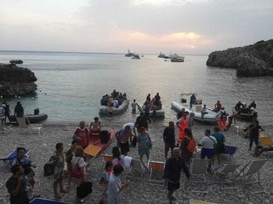 Trapani, 400 evacuati nella notte per l'incendio al villaggio Calampiso