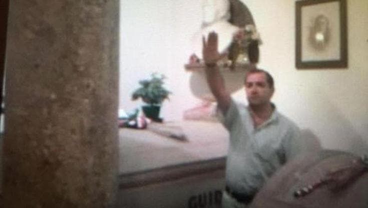 Saluto fascista sulla tomba Mussolini del consigliere eletto nel centrosinistra: “Ingiustificabile”
