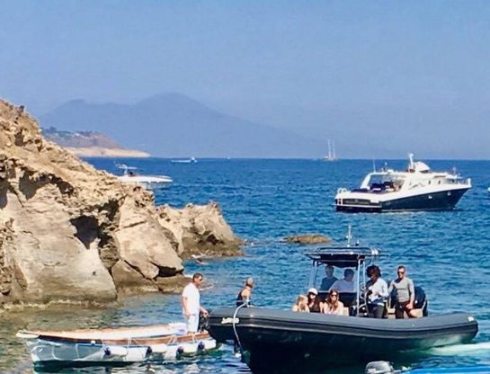 Ischia, sbarca Lenny Kravitz: pranzo mediterraneo con vista Castello