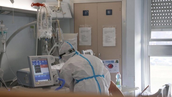 Covid: in Er 3.427 casi e 16 morti, aumentano i ricoveri