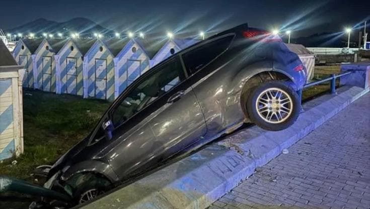 Mergellina, auto sfonda balaustra e finisce la sua corsa in bilico tra lungomare e spiaggia
