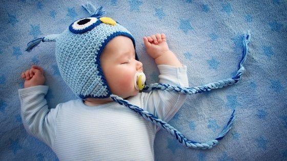 A letto, presto! Fa bene al bambino e ai genitori