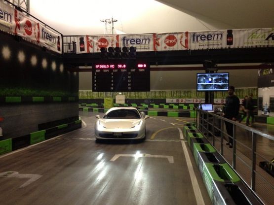 Balotelli, a Cinisello l'ultimo show:<br />il giro in Ferrari nella pista dei kart