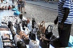 Muore nel fiume ambulante senegalese <br />Liguria, comunit&agrave; in rivolta: "Polizia assassina"