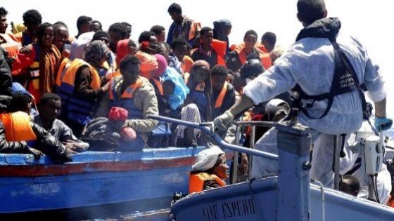 Migranti, l'Italia alla Ue: ipotesi blocco alle navi straniere. Mattarella: "Situazione ingestibile"