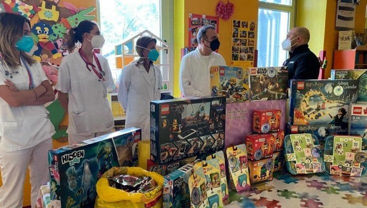 Busto Arsizio, gli appassionati di Lego invadono di 'mattoncini' la pediatria dell'ospedale