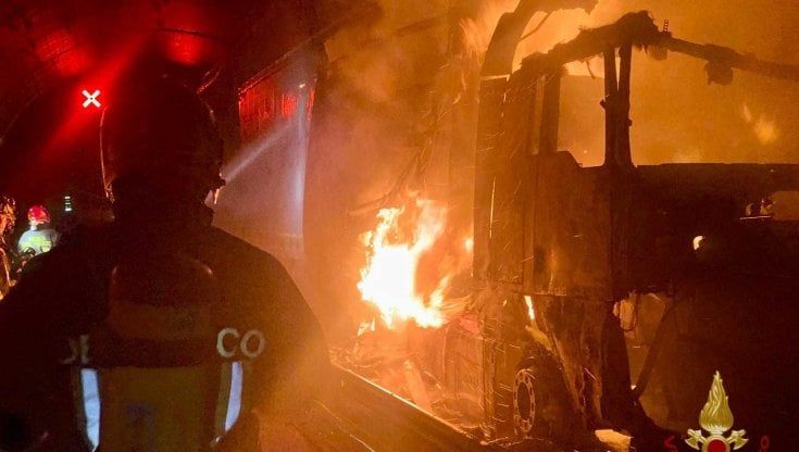 Tir in fiamme dentro un tunnel, l'autostrada Torino-Bardonecchia chiusa fino a sabato