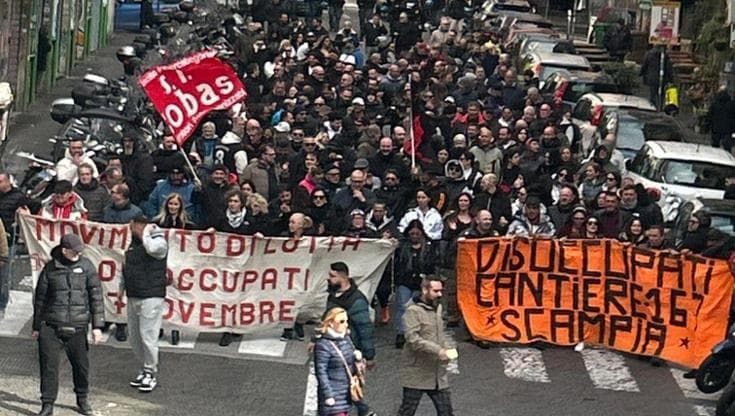 Palazzo San Giacomo, tensioni al corteo dei disoccupati: ferito vigile e uffici occupati