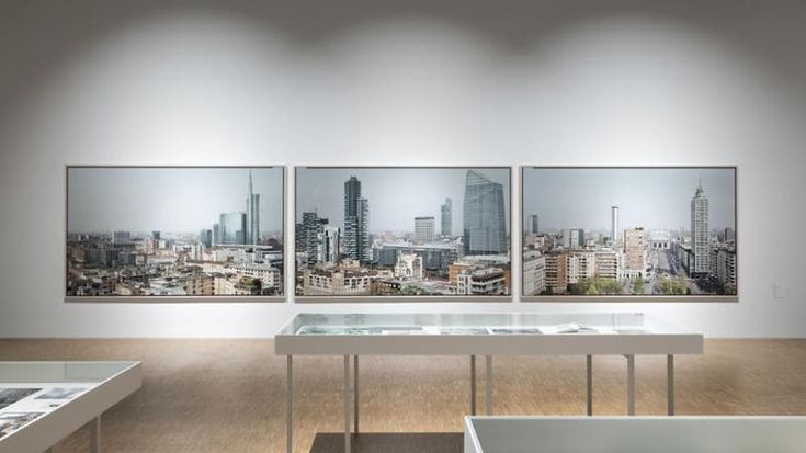 Alla Triennale la mostra sul fotografo Vincenzo Castella: architetture oblique tra visioni delle città e orti botanici